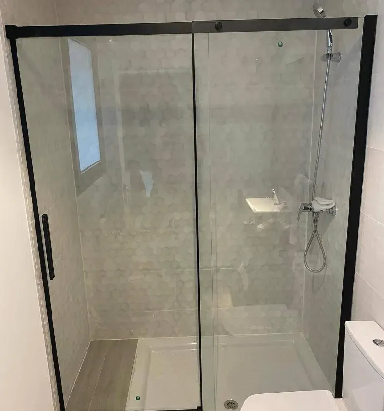 Instalación profesional de mampara con detección de tuberías