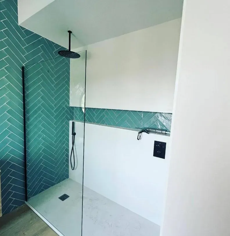 Instalación de mampara de ducha en Madrid — cliente satisfecho