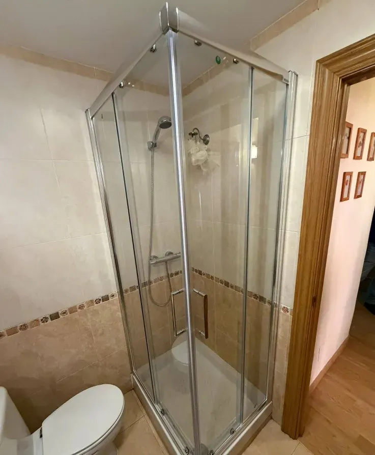 Reparación rápida de mampara de baño en Madrid