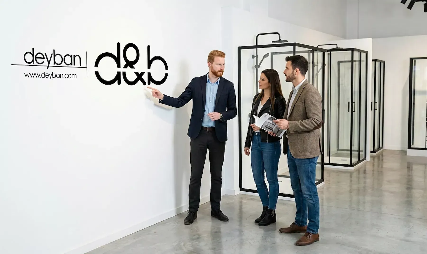 Mampara Deyban de diseño minimalista instalada en baño moderno en Madrid