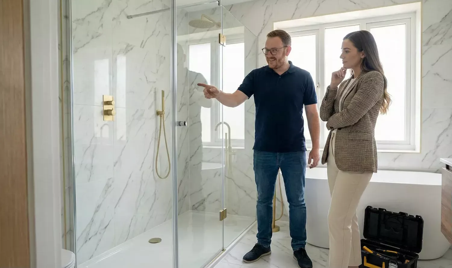 Instalador de Topmamparas junto a un cliente en Madrid