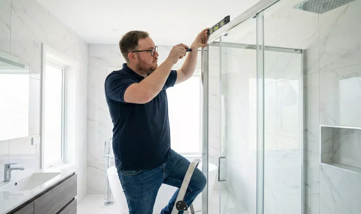 Técnico limpiando vidrio de mampara en Alcorcón